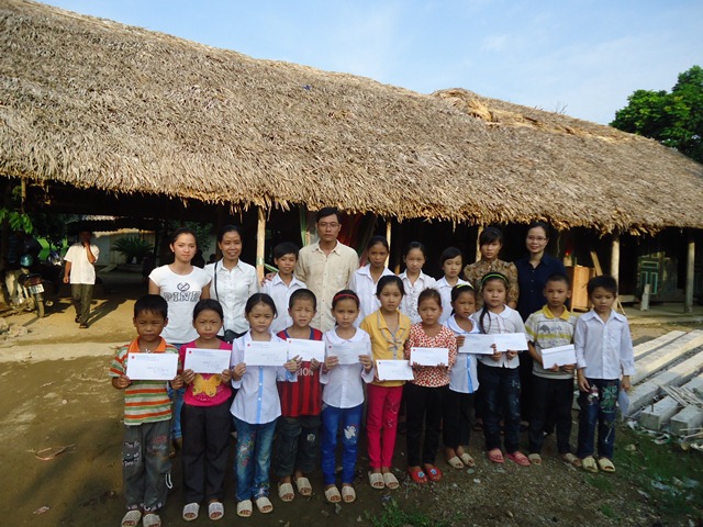 Caritas Hưng Hoá trợ cấp học phí học sinh nghèo năm học 2012-2013