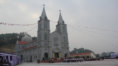 Thánh lễ Khánh Thành và Cung Hiến nhà thờ giáo xứ Hòa Bình