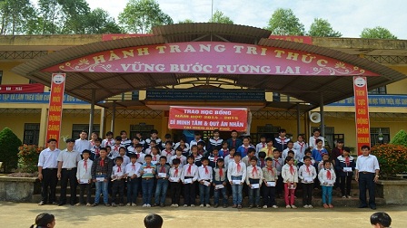 Caritas Hưng Hóa trao học bổng cho học sinh nghèo tại Núa Ngam - Điện Biên.
