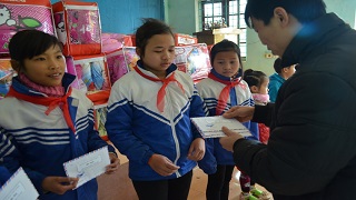 Caritas Hưng Hóa: Trao học bổng cho học sinh dân tộc nghèo vượt khó tại Lai Châu