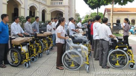 Caritas Hưng Hóa trao 40 xe lăn cho người khuyết tật, bệnh tật.