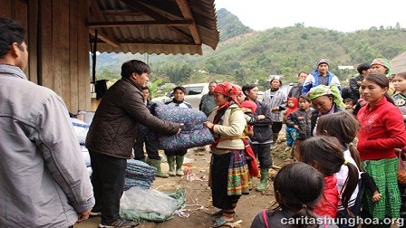 Caritas Hưng Hóa trao tặng chăn ấm cho bà con vùng cao trong dịp cuối năm.