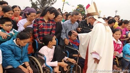 Caritas Hưng Hóa tổ chức chương trình hành hương năm thánh Lòng Thương Xót cho anh chị em khuyết tật.