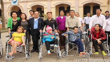 Caritas Hưng Hóa trao tặng xe lăn cho người khuyết tật.