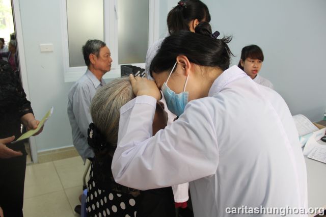 Bác sỹ đang thực hiện khám sàng lọc các bệnh về mắt cho bệnh nhân