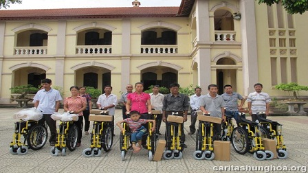 Caritas Hưng Hóa trao tặng 25 chiếc xe lăn cho người khuyết tật.