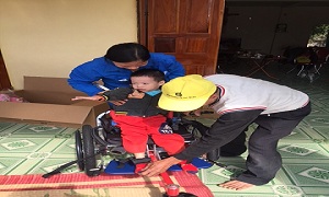 Lắp ráp và trao xe lăn cho trẻ em khuyết tật tại giáo xứ Tân Quang, Hà Giang.