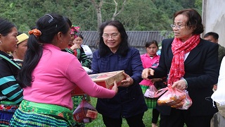 Khám sức khỏe, cấp thuốc miễn phí và trao 500 suất quà đầu Xuân cho người H’mông, thuộc giáo xứ Mỹ Hưng, tỉnh Yên Bái