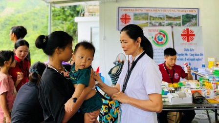 Caritas Hưng Hoá Khám Bệnh và Phát Thuốc tại Giáo họ Khe Kẹn, Giáo xứ Đồng Hẻo