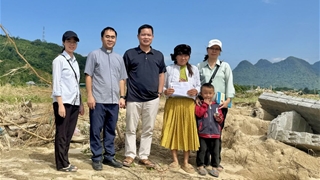 Caritas Hưng Hóa chia sẻ với các gia đình bị thiệt hại do bão số 10 tại Tuyên Quang