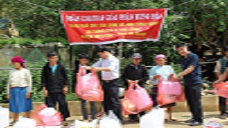 Đến với người dân tộc nghèo tại Mèo Vạc, Hà Giang.
